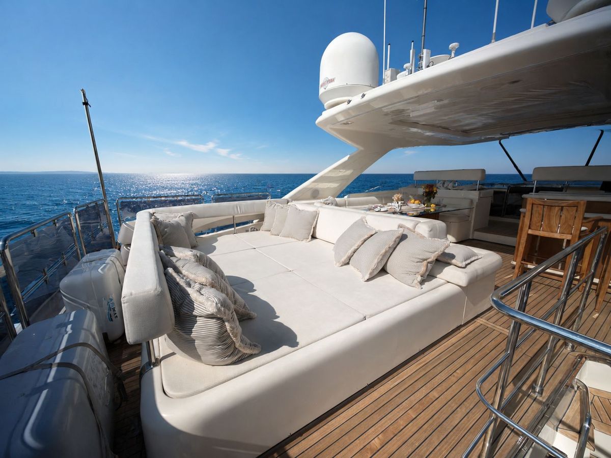 Flybridge lounge with sea view