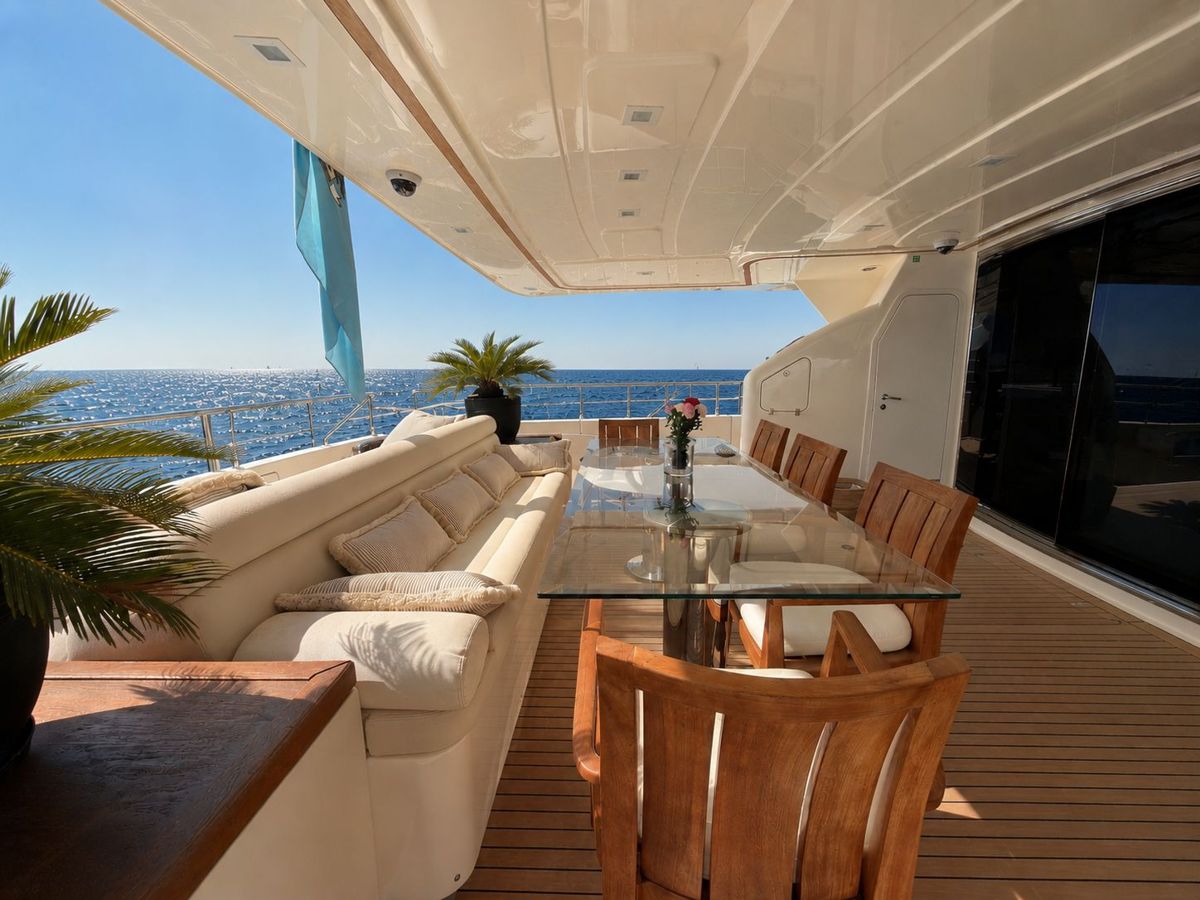 Aft deck dining